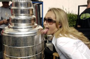 Hayden Panettiere shows her affection for the Stanley Cup